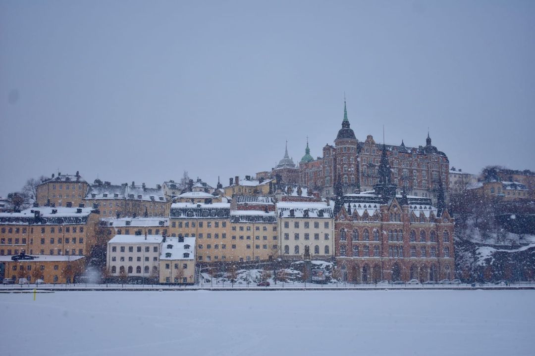 Hotel, perkantoran dan gedung-gedung apartemen di sepanjang Söder mälarstrand.