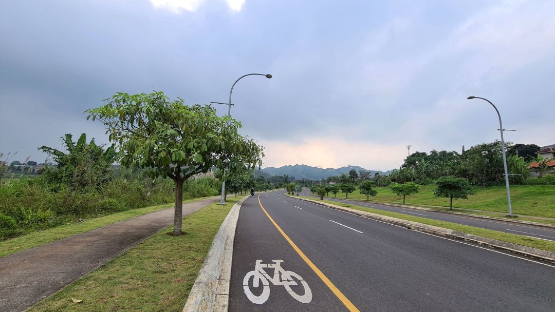 Jalan khusus untuk sepeda di Kota Baru Parahyangan.